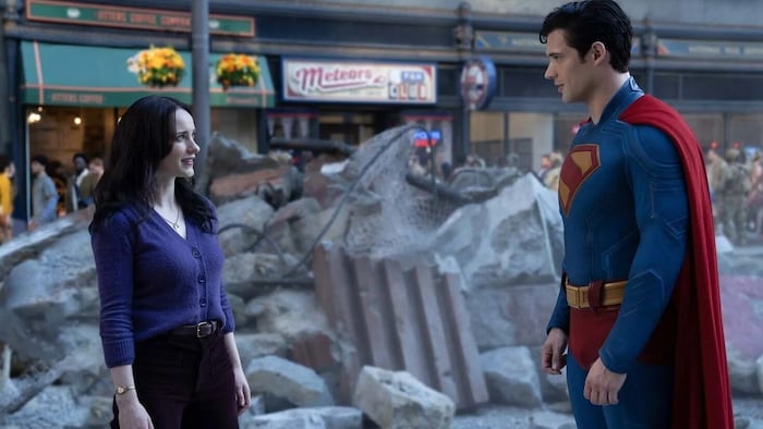 Rachel Brosnahan als Reporterin Lois Lane und David Corenswet als „Superman“.