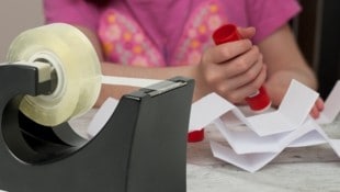 Ob beim Basteln oder im Büro: „Tixo“ und „Uhu“ sind zur Hand, obgleich es oft Ableger sind.