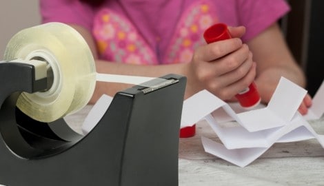 Ob beim Basteln oder im Büro: „Tixo“ und „Uhu“ sind zur Hand, obgleich es oft Ableger sind.