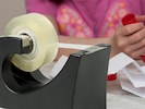 Ob beim Basteln oder im Büro: „Tixo“ und „Uhu“ sind zur Hand, obgleich es oft Ableger sind.