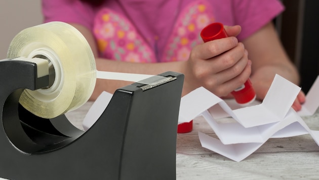 Ob beim Basteln oder im Büro: „Tixo“ und „Uhu“ sind zur Hand, obgleich es oft Ableger sind.