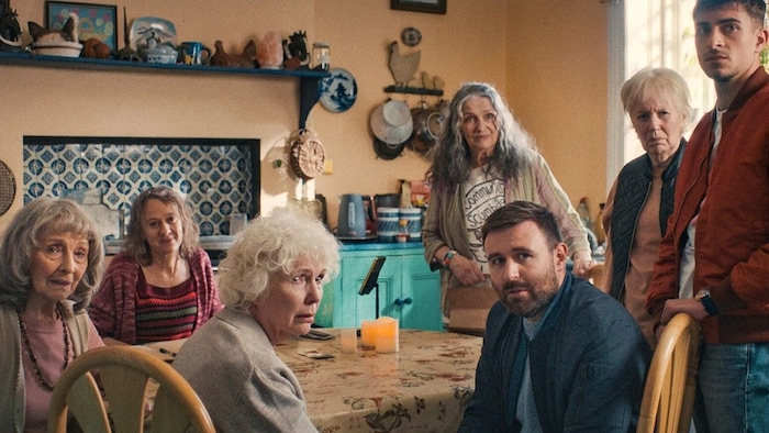 Während Edward (James McArdle, re. unten) eigentlich schreiben will, bringen seine Freunde auch ...