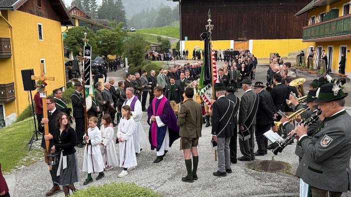 Mehr als 1000 Trauergäste begleiteten den Hotelier auf seinem letzten Weg.