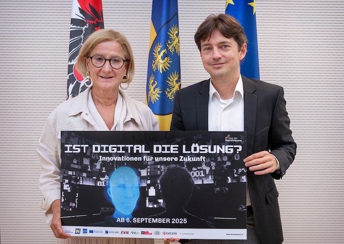 Landeshauptfrau Johanna Mikl-Leitner mit dem Medienexperten Ferdinand Auhser aus Tulln, der die ...