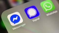 Um in verschlüsselte Messenger wie Signal oder WhatsApp schauen zu können, muss das Smartphone ...