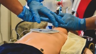 Der Einsatz eines Defibrillators hat schon vielen Menschen das Leben gerettet.