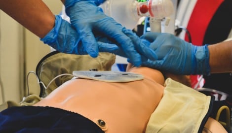 Der Einsatz eines Defibrillators hat schon vielen Menschen das Leben gerettet.