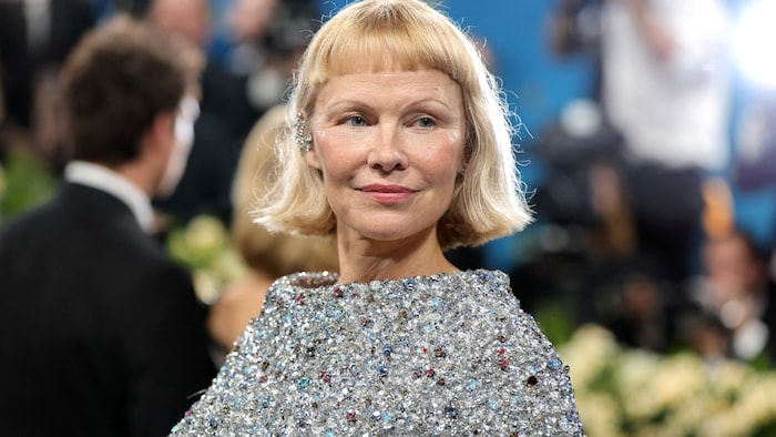 Pamela Anderson lernte von ihrem Opa auch Finnisch, spricht es mittlerweile aber nicht mehr.