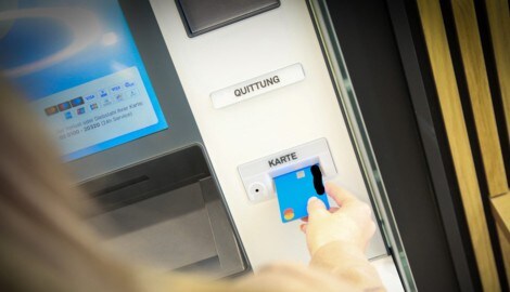 Wenn Bargeld benötigt wird, ist es praktisch, einen Bankomaten in der Nähe zu haben.