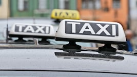 In St. Anton war es zu dem Unfall mit dem Taxi (Symbolbild) gekommen.