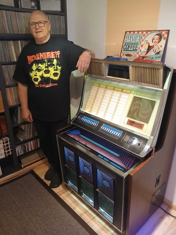Auch ein noch funktionsfähiger Wurlitzer aus dem Jahr 1971 befindet sich im Keller von Harald ...
