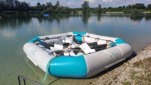 Bei dem Trampolin, das normalerweise mitten am See schwimmt, fehlen seit dem Wochenende die ...