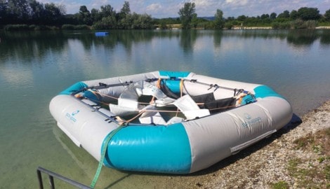 Bei dem Trampolin, das normalerweise mitten am See schwimmt, fehlen seit dem Wochenende die ...