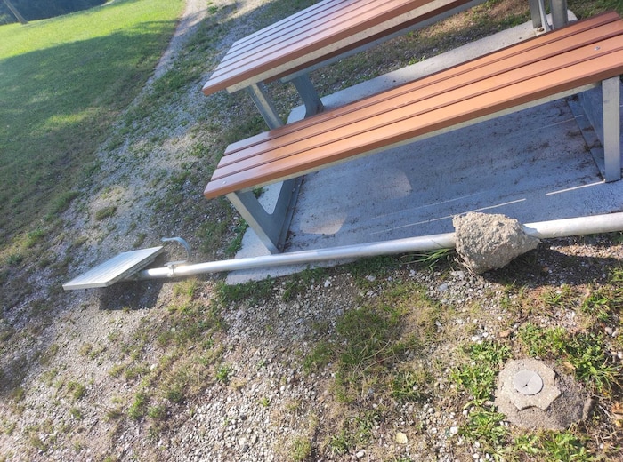 Das Hinweisschild wurde einfach aus der Verankerung gerissen und liegen gelassen.
