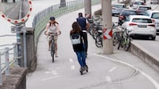 Auf manchen Radwegen wird es eng für Radler und Scooterfahrer: Wie hier am Rudolfskai in ...