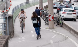 Auf manchen Radwegen wird es eng für Radler und Scooterfahrer: Wie hier am Rudolfskai in ...