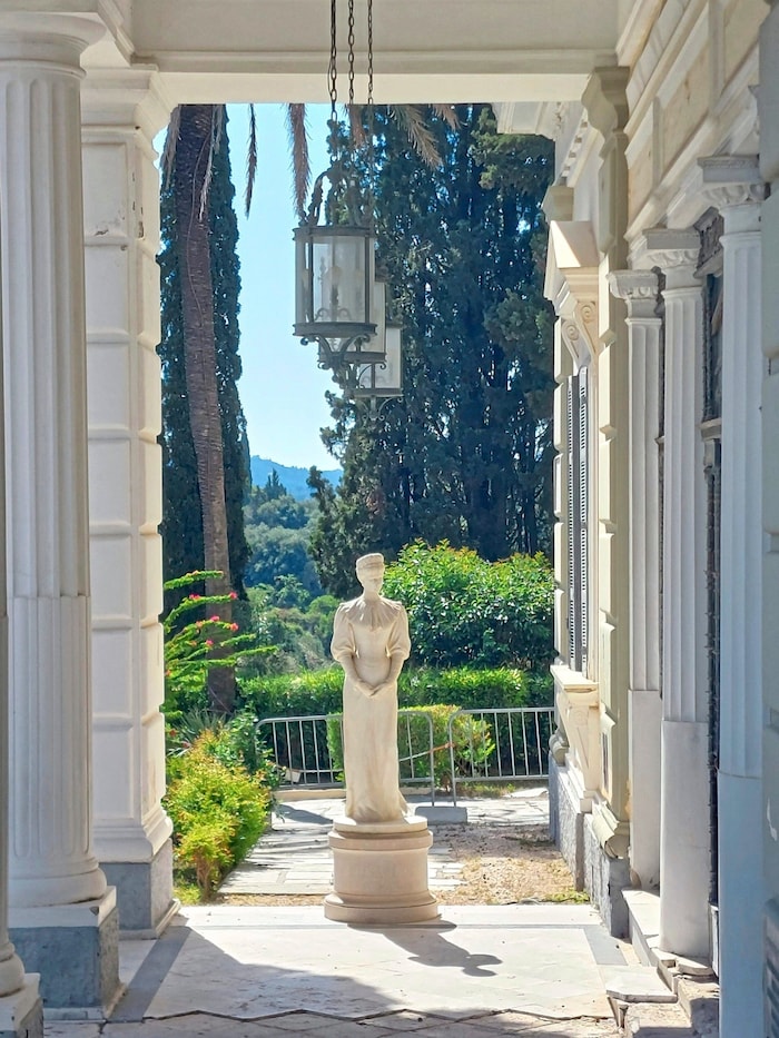 Die Sisi-Statue wacht über die Baustelle ihres ehemaligen Schlosses