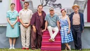 Start in den Theatersommer: Regisseur Georg Clementi mit Ensemble