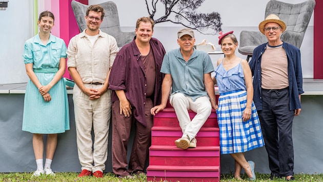 Start in den Theatersommer: Regisseur Georg Clementi mit Ensemble