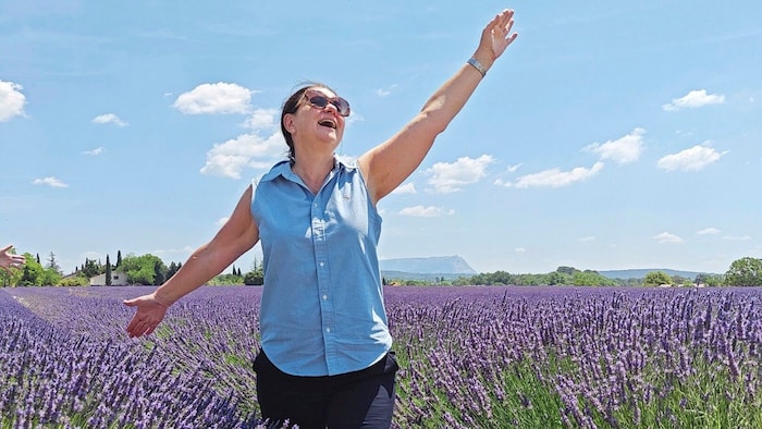 „Krone“-Reiseressort-Leiterin Andrea Thomas in einem der prächtigen Lavendelfelder.