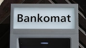 Mit gestohlenen Bankomatkarten hoben die Täterinnen Geld ab.
