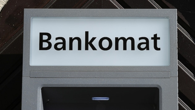 Mit gestohlenen Bankomatkarten hoben die Täterinnen Geld ab.