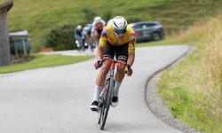 Team Vorarlberg-Profi Emanuel Zangerle zeigte gleich groß auf.