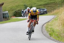 Team Vorarlberg-Profi Emanuel Zangerle zeigte gleich groß auf.