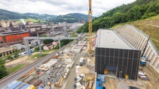 In einem Hang wird neben dem Voest-Werk in Donawitz ein neues Umspannwerk gebaut. 