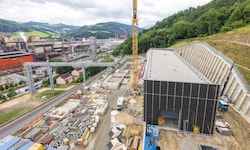 In einem Hang wird neben dem Voest-Werk in Donawitz ein neues Umspannwerk gebaut. 