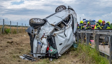 Das Auto der Frau wurde völlig zerstört.
