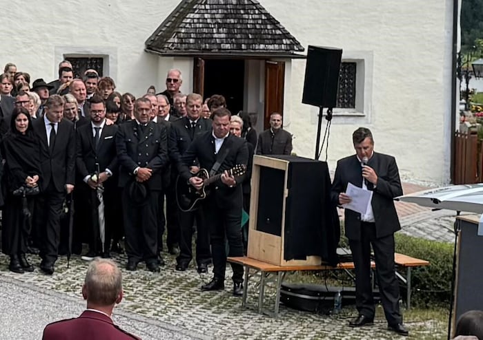 Schlagerstar Marc Pircher sang für den Verstorbenen vor der Kirche Pichl ein Abschiedslied: „Auf ...