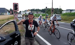 Bei der Tour of Austria kümmert sich der 72-Jährige auch um die Bahnübergänge.