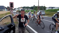 Bei der Tour of Austria kümmert sich der 72-Jährige auch um die Bahnübergänge.