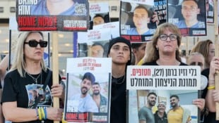 Angehörige in Tel Aviv demonstrieren für die Freilassung verbliebener Geiseln.