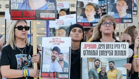 Angehörige in Tel Aviv demonstrieren für die Freilassung verbliebener Geiseln.