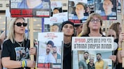 Angehörige in Tel Aviv demonstrieren für die Freilassung verbliebener Geiseln.