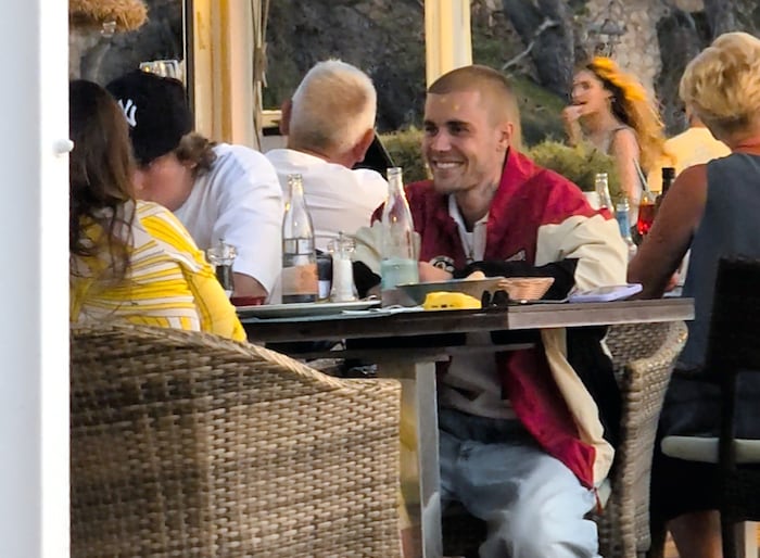 Auch beim Abendessen scheint gute Stimmung bei Hailey und Justin Bieber zu herrschen.