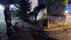 Die Feuerwehr löschte den brennenden Akku im Freien.