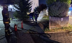 Die Feuerwehr löschte den brennenden Akku im Freien.