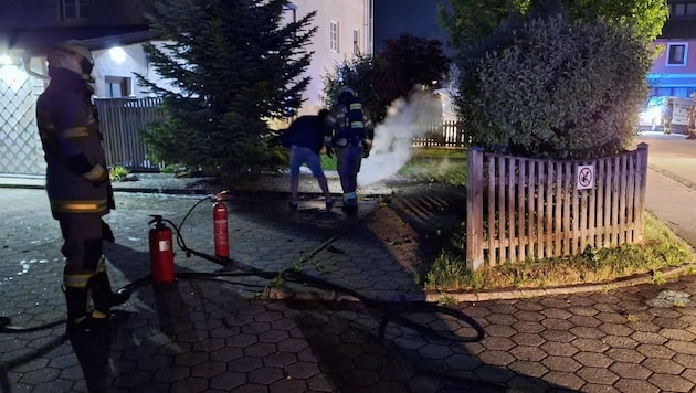 Die Feuerwehr löschte den brennenden Akku im Freien.