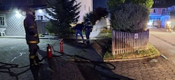 Die Feuerwehr löschte den brennenden Akku im Freien.