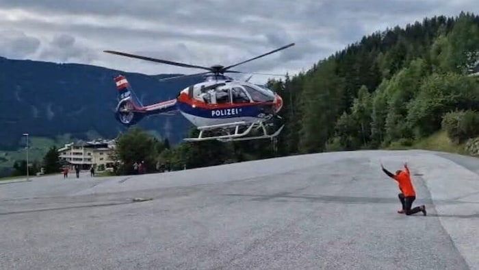 Mit dem Polizeihubschrauber wurde der Deutsche ins Tal geflogen.