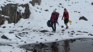 Bergretter brachten den unterkühlten Deutschen (rechts) hinab bis unter die Nebelgrenze, dort ...