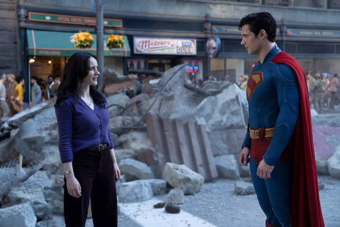 Rachel Brosnahan ist als Lois Lane neben David Corenswet im neuen „Superman“-Film zu sehen.