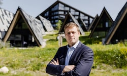 Grünen-Chef Kaineder vor dem Triforêt in Hinterstoder.