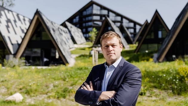Grünen-Chef Kaineder vor dem Triforêt in Hinterstoder.