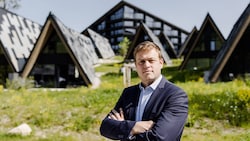 Grünen-Chef Kaineder vor dem Triforêt in Hinterstoder.