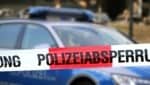 Ein Auto fuhr auf einem Friedhofsparkplatz in Krefeld in eine Gruppe von Menschen. Ein ...