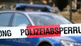 Die Polizei fand die Vermisste nach tagelanger Suche in einer Holzkiste. (Symbolbild)